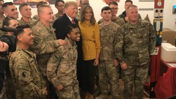 La pareja presidencial sorprendió a los soldados.