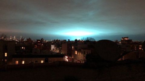 El increíble resplandor en el cielo tras la explosión de una planta en Queens.