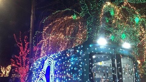Parte de las decoraciones: una ambulancia en Dyker Heights