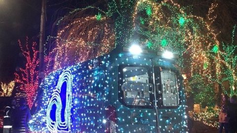 Parte de las decoraciones: una ambulancia en Dyker Heights