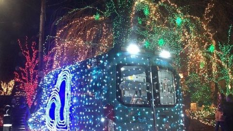 Parte de las decoraciones: una ambulancia en Dyker Heights