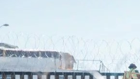 El presidente Trump dijo que el Ejército construirá el muro fronterizo.