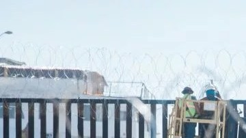 El presidente Trump dijo que el Ejército construirá el muro fronterizo.