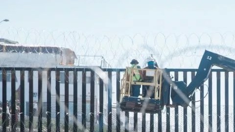 El presidente Trump dijo que el Ejército construirá el muro fronterizo.