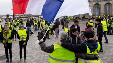 BOR101. Bordeaux (France), 08/12/2018.- Protesters wearing yellow vests (gilets jaunes) demonstrate in Bordeaux, France, 08 December 2018. The so-called 'gilets jaunes' (yellow vests) are a protest movement, which reportedly has no political affiliation, is protesting across the nation over high fuel prices. Recent demonstrations of the movement, which reportedly has no political affiliation, had turned violent and caused authorities to close some landmark sites in Bordeaux this weekend. (Protestas, Francia, Burdeos) EFE/EPA/CAROLINE BLUMBERG