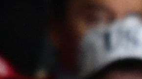 Trump (i) y Ted Budd (c) escuchan a Mark Harris (d) en un mitin en Carolina del Norte.