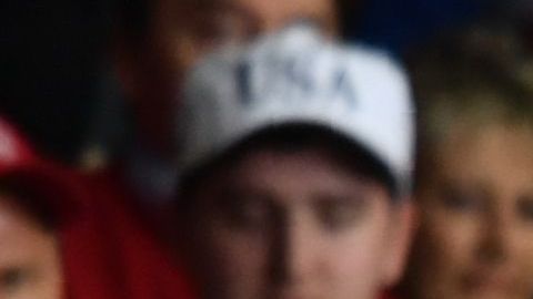 Trump (i) y Ted Budd (c) escuchan a Mark Harris (d) en un mitin en Carolina del Norte.