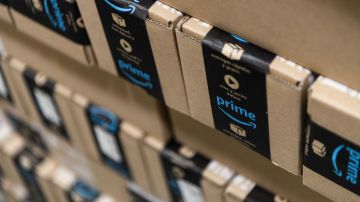 La multinacional Amazon anunció hoy haber experimentado un "récord" de ventas de sus dispositivos y suscripciones de pago durante este periodo navideño. (Photo by Leon Neal/)
