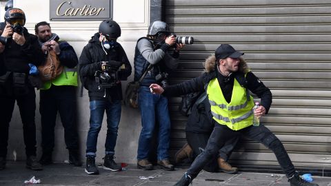 Periodistas cubren las marchas de "chalecos amarillos" en Francia el 8 de diciembre de 2018.