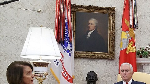 El vicepresidente Pence... ¿se durmió?