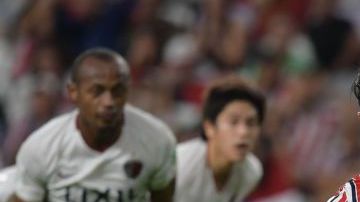 Alan Pulido acortó distancias en el marcador, tras cobrar un penal a favor de Chivas