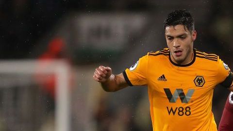 Raúl Jimenez (Wolves) disputa el esférico con Virgil van Dijk (Liverpool)