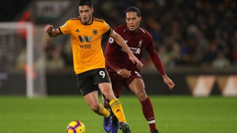 Raúl Jimenez (Wolves) disputa el esférico con Virgil van Dijk (Liverpool)