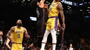 Jarrett Allen bloquea el tiro de LeBron James durante el Lakers - Nets.