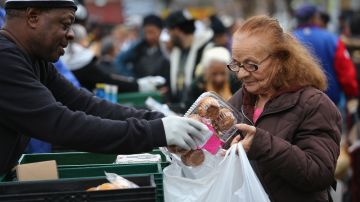 En los cinco condados más de 200 furgonetas realizan un recorrido para repartir comida a los adultos mayores. /Archivo
