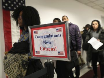 Para ser ciudadanos de EEUU, los inmigrantes deben aprobar exámenes cívico y de inglés.
