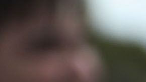 Estudiantes se abrazan en protesta después de la masacre en Parkland, Florida