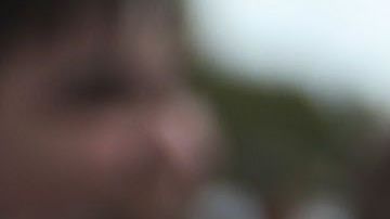 Estudiantes se abrazan en protesta después de la masacre en Parkland, Florida