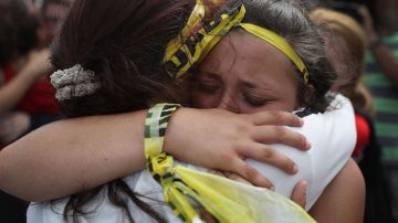 Estudiantes se abrazan en protesta después de la masacre en Parkland, Florida