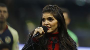 Ana Bárbara interpretó el Himno Nacional de México previo al arranque del partido