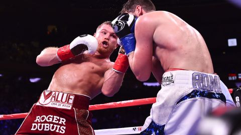 Saúl "Canelo"Álvarez derrotó en tres rounds al británico Rocky Fielding