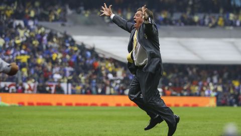 Miguel Herrera sigue celebrando el título del América