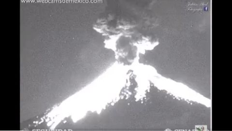 La erupción alcanzó 1.8 km (1.1 milla) de altura sobre el cráter del volcán.