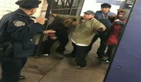 La confrontación ocurrió en la estación East Broadway, en Chinatown