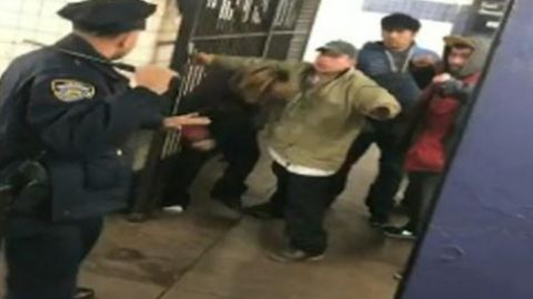 La confrontación ocurrió en la estación East Broadway, en Chinatown