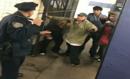 La confrontación ocurrió en la estación East Broadway, en Chinatown