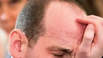 Stephen Miller aparentemente utilizó cabello en spray.