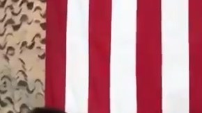 El presidente Trump publicó un video que revela identidad de soldados.