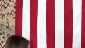 El presidente Trump publicó un video que revela identidad de soldados.