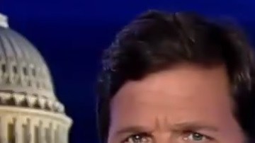 Tucker Carlson afirma que la libertad de expresión está bajo ataque.