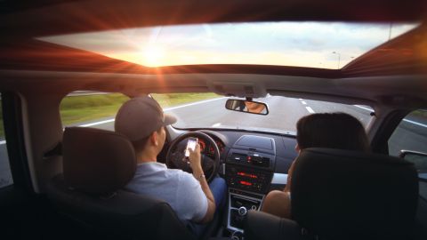 La solución a los pleitos dentro del auto están en la tecnología