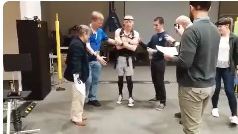 Todos los astronautas que han pasado muchos meses en el espacio pasan por este momento.