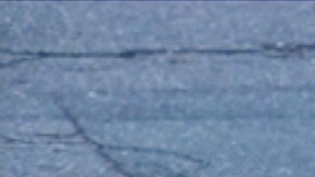 El bastón de la víctima quedó en la acera