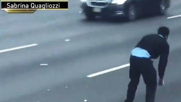 Peatones retaron el tráfico peligroso para recoger billetes