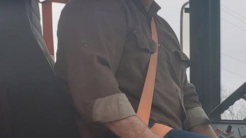 Este conductor de autobús le compró desayuno a todos los estudiantes.