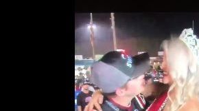 Noah Gragson intentó "robarle" un beso a la modelo