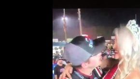 Noah Gragson intentó "robarle" un beso a la modelo