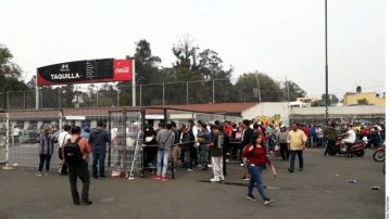 Las taquillas del Estadio Azteca de la capital mexicana lucieron llenas desde primera hora del lunes.