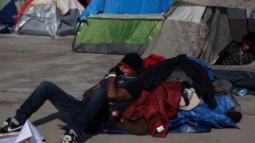 Migrantes en casas de campaña en Tijuana
