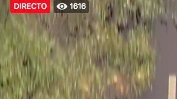 Ciclista se acerca al auto del presidente de México.