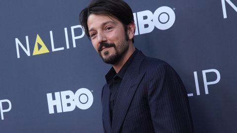 Diego Luna aparece en Narcos: México.