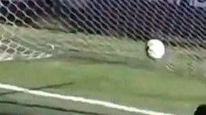 Un perrito se convirtió en portero en el fútbol argentino.