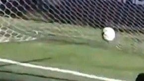 Un perrito se convirtió en portero en el fútbol argentino.