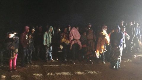 Familias migrantes se entregan a la Patrulla Fronteriza en Arizona.