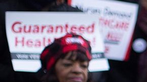 El presidente del Concejo, Corey Johson, durante la manifestación por el seguro de salud universal.