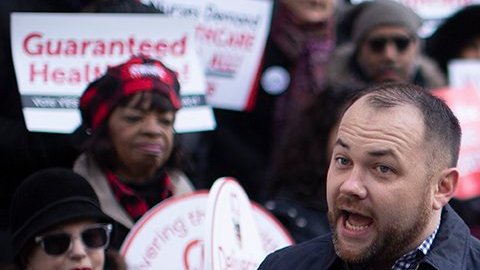 El presidente del Concejo, Corey Johson, durante la manifestación por el seguro de salud universal.